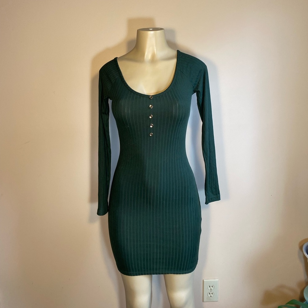 Chic Green Long Sleeve Dress with Button Detail